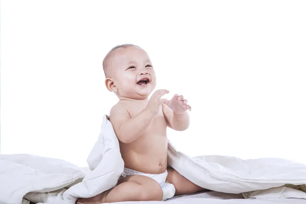 Sladký děťátko směje v ložnici, izolované — Stock fotografie