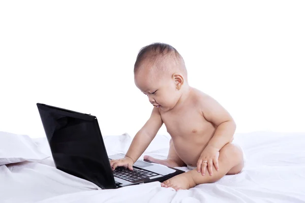 Doce bebê jogando laptop — Fotografia de Stock