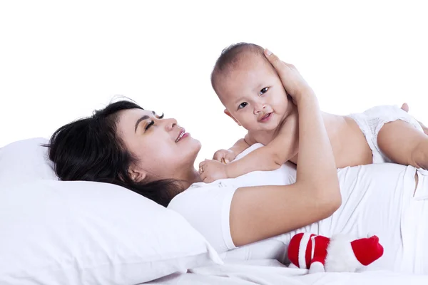 Dulce bebé jugando con su mamá aislada — Foto de Stock