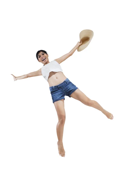 Mujer saltando en el día de verano — Foto de Stock