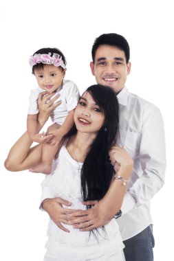 beyaz zemin üzerinde mutlu bir aile