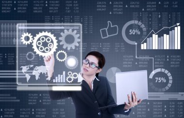 iş kadını iş arayüzü ile çalışır