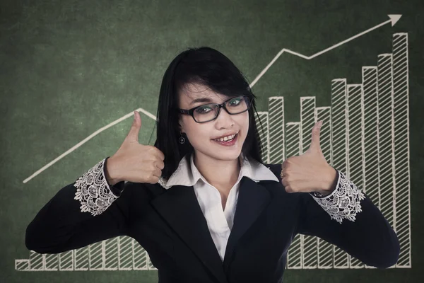 Businesswoman giving thumbs up — Stock Photo, Image