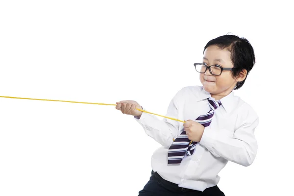 Child pulling a rope — Stock Photo, Image