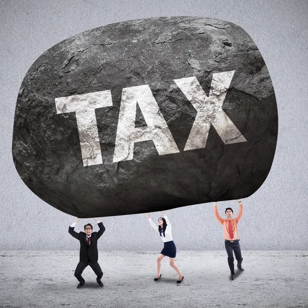 Concept van zakelijke team krijgen gewicht belastingen — Stockfoto