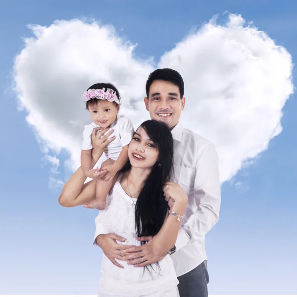 Ευτυχισμένη οικογένεια με σύννεφο της αγάπης — Φωτογραφία Αρχείου