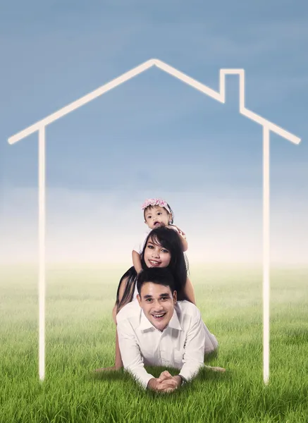 Gelukkige familie met huis tekening — Stockfoto
