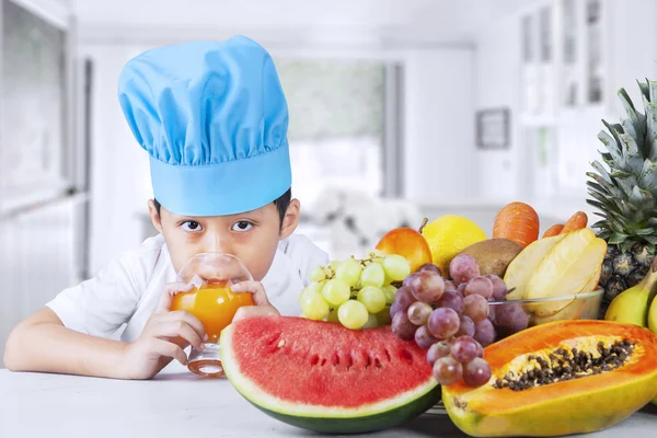 Маленький хлопчик зі свіжими фруктами — стокове фото