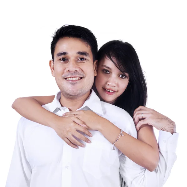 Sonriente feliz pareja aislada sobre fondo blanco —  Fotos de Stock