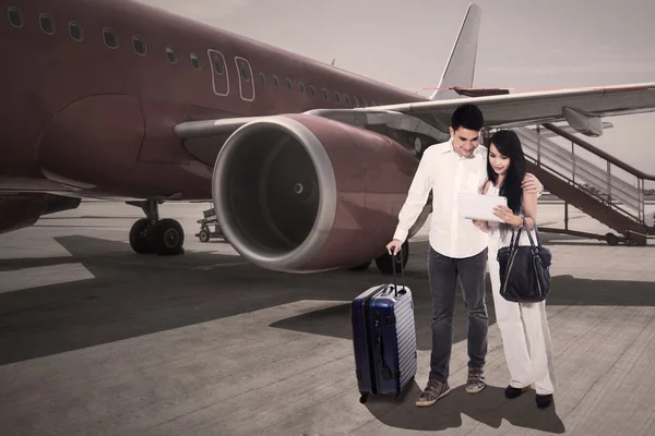 Tourist looking destination on a tablet — Stock Photo, Image