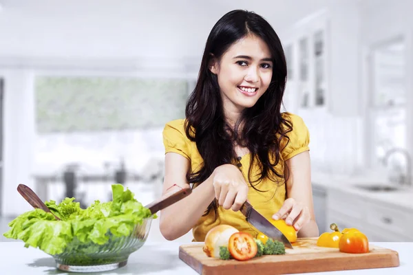 Mulher está preparando salada — Fotografia de Stock