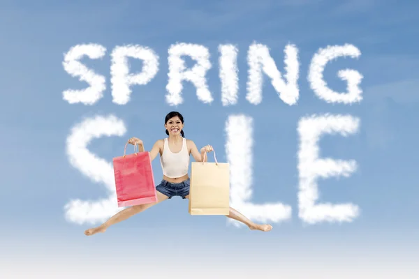 Vrouw maken voorjaar verkoop ondertekenen — Stockfoto