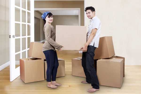 Jeune couple déménageant dans une nouvelle maison — Photo