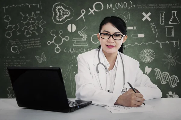 Une femme médecin qui travaille — Photo