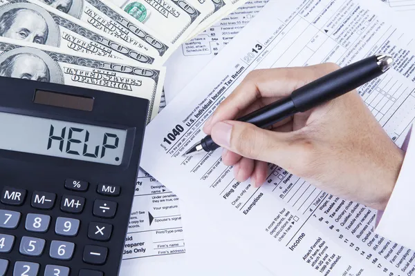 Steuerberater füllt die Steuerformulare aus — Stockfoto