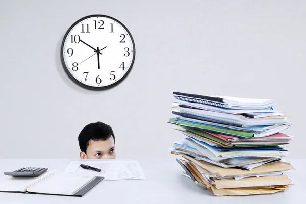 Geschäftsmann versteckt sich vor der Arbeit — Stockfoto