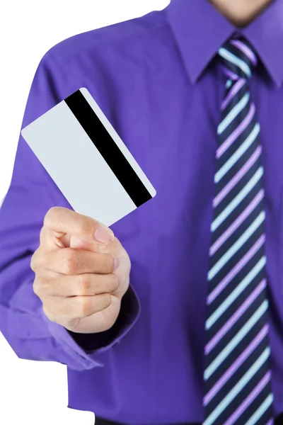 Бізнесмен, що показує кредитну картку — стокове фото