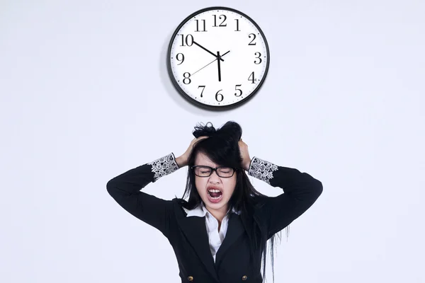 Mujer de negocios deprimida con un reloj — Foto de Stock