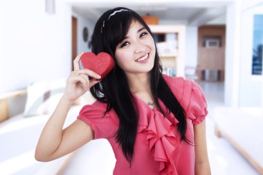 hediye kutusu tutan bir kız