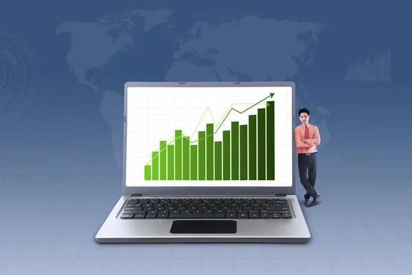 Empresário e crescente gráfico de barras no laptop — Fotografia de Stock