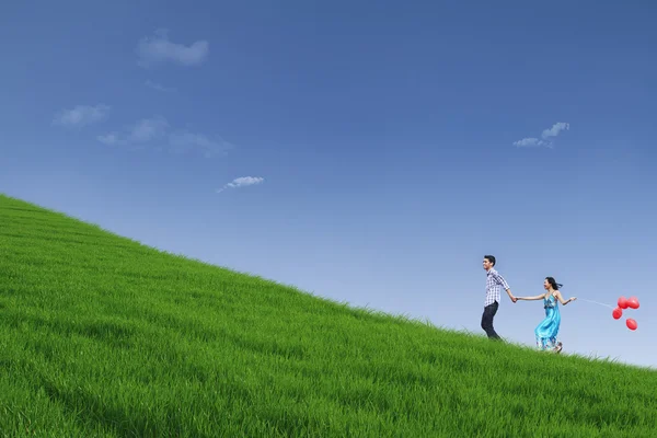 Coppia divertirsi nel parco sotto il cielo blu — Foto Stock