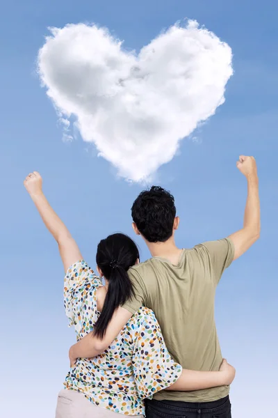 Pareja de éxito con nube en forma de corazón — Foto de Stock