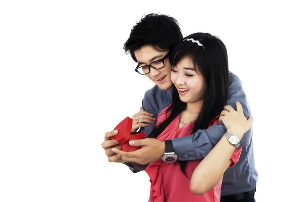 Young couple holding a gift box — Stock Photo, Image