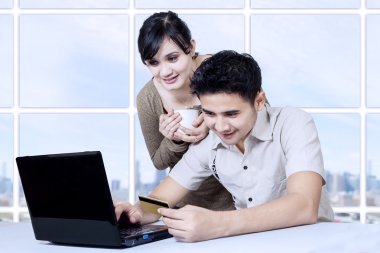 Asya çift online alışveriş