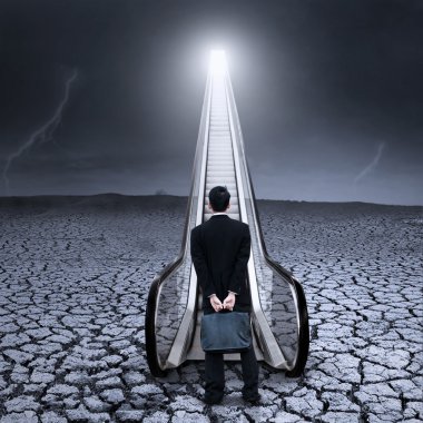 işadamı tarafından yürüyen merdiven daimi