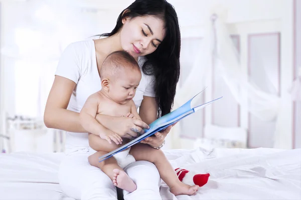 Attractive family reading story book — Stock Photo, Image