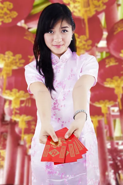 Asiatico donna holding rosso packet regalo — Foto Stock