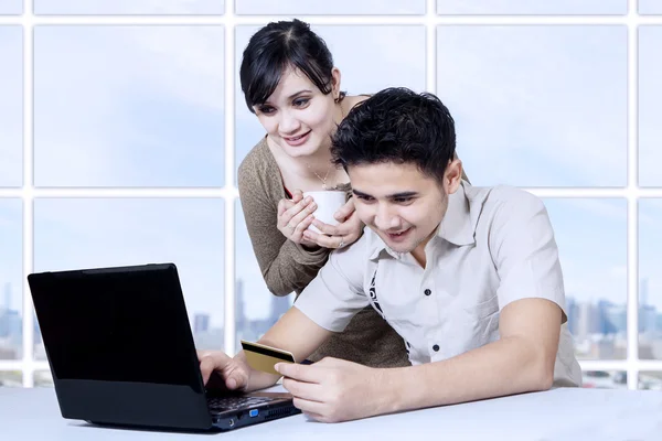 Asian couple online shopping — Stock Photo, Image