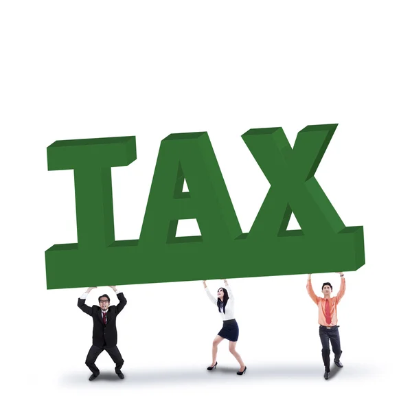Zakelijke team liften een belasting-teken — Stockfoto