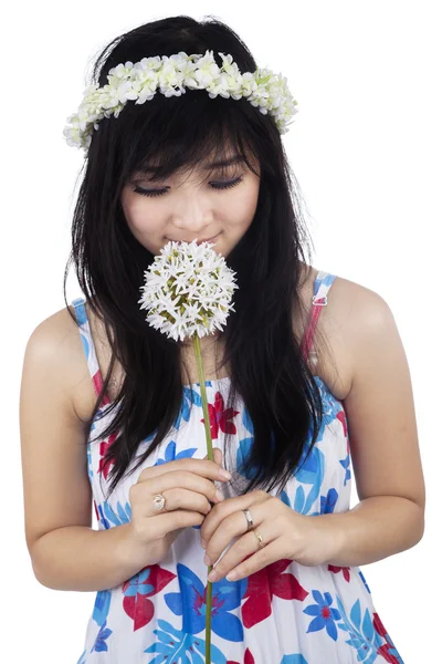 Beautiful woman smelling flower — Stockfoto
