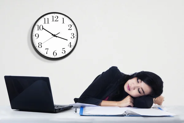 Mujer de negocios durmiendo en su escritorio —  Fotos de Stock