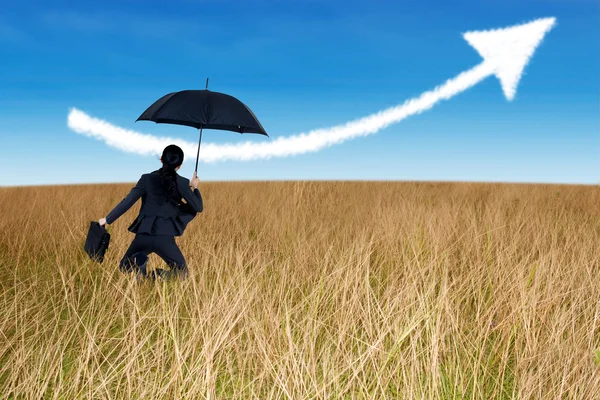 Businesswoman jumping to blue sky — Stock Photo, Image