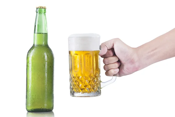 Closeup véve pohár sör kéz — Stock Fotó
