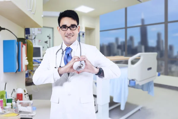 Arzt zeigt Herzform — Stockfoto