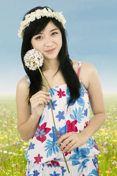 Mulher bonito segurando flor ao ar livre — Fotografia de Stock