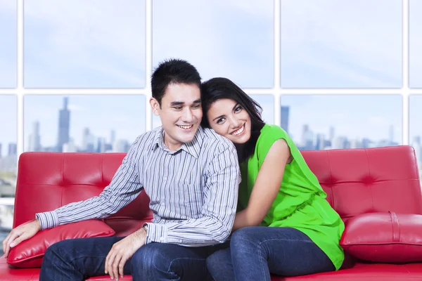 Casal feliz relaxante no sofá em casa — Fotografia de Stock