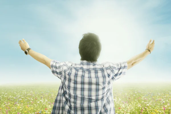 Hombre joven relajante al aire libre — Foto de Stock