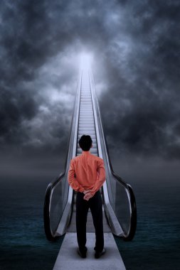 işadamı tarafından yürüyen merdiven daimi