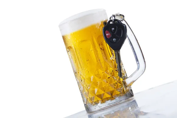 Een glas bier en auto sleutels — Stockfoto