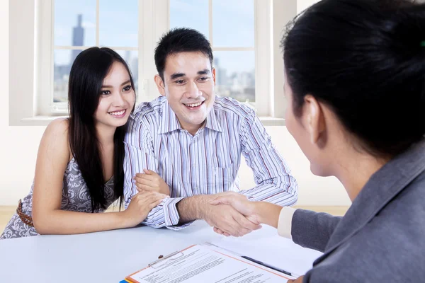 Asiática pareja mano shake con businesswoman — Foto de Stock