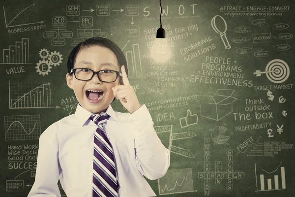 Asian schoolboy has an idea — Stock Photo, Image