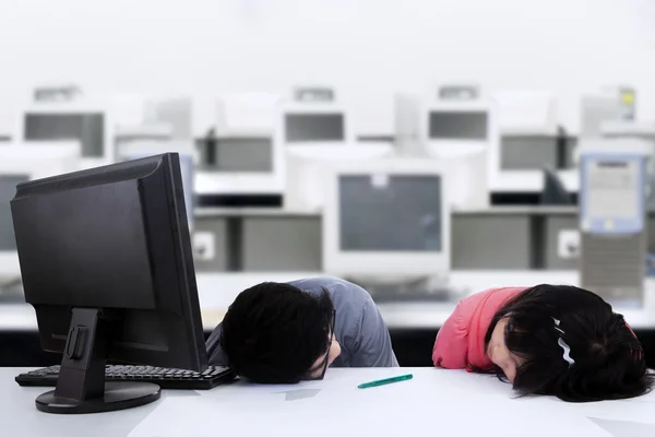 Geschäftsteam schläft auf dem Schreibtisch — Stockfoto
