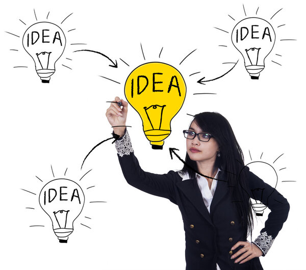Деловая женщина рисует лампочку
