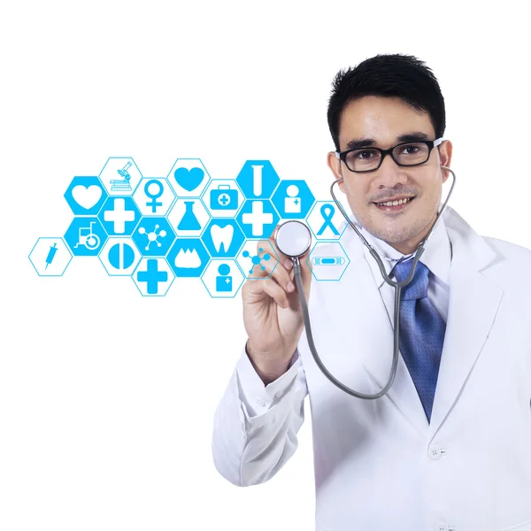 Doktor stetoskop ve sanal ekran ile — Stok fotoğraf