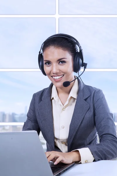 Apoio ao cliente feminino — Fotografia de Stock