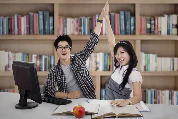 Feliz pareja de estudiantes — Foto de Stock